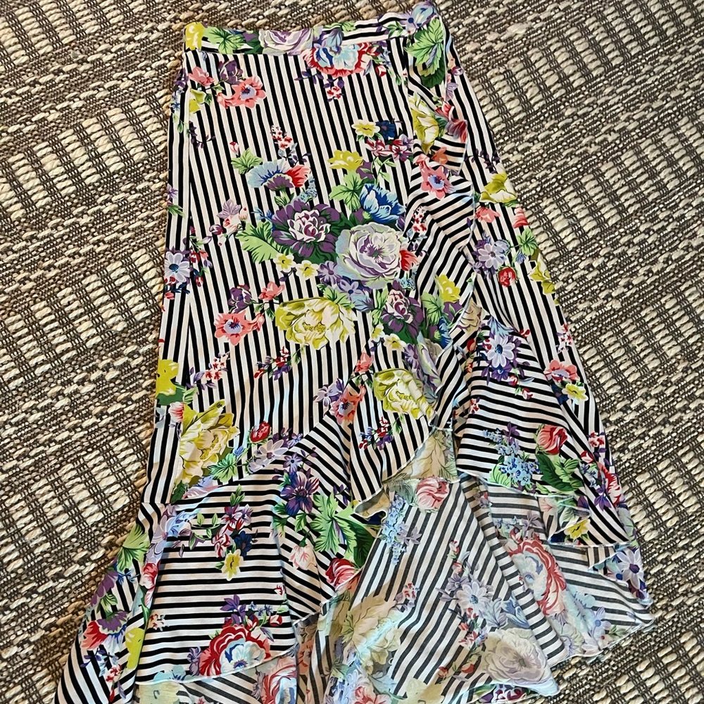 Beautiful skirt black and white stripes